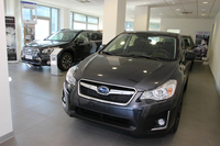 スバルの展示スペース。「スバルのお客さんは、ショールームを訪れる前に、技術を予習してきます。『価格は二の次』という方も少なくありません」とスバルの販売責任者は証言する。