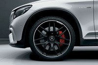 マットブラックペイントが施された、「21インチホイール」。