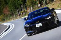 V8エンジンを搭載した「カマロSS」には、路面の状況に応じて1000分の1秒単位で減衰力をコントロールするという磁性流体ダンパー「マグネティックライド」が標準装備される。