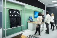 ソーラー発電が可能な新型の塗料も面白い。ワークショップが開催されたこの部屋の室内照明下でも実際に電気が発生している。