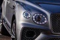 82個のLEDが組み込まれたマトリクスLEDヘッドランプを採用。内部はクリスタルカットガラスをモチーフにしたデザインで、きらびやかな印象に仕上げられている。