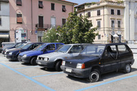 一番右は「フィアット・パンダ」の姉妹車「セアト・マルベーリャ」。タイヤからは空気が抜け、窓枠のゴム製シールドが垂れ下がっている。