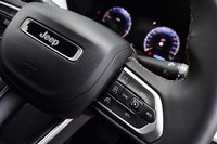 運転支援システムの充実もマイナーチェンジの大きなトピック。歩行者・サイクリスト検知機能付きの衝突被害軽減ブレーキや、ステアリングを自動補正する「アクティブ・レーン・マネジメントシステム」、法定速度を認知し車速を制御する機能などが備わる。