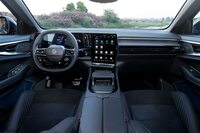 コックピット周辺は、ドライバーを囲むようなデザインが採用されている。航空機の操作系を思わせる、センターコンソールのレバーにも注目。