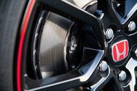 ブレーキには、熱変形によるディスクの“倒れ”を抑制するため2ピースディスクを採用。連続走行時のペダル操作に要する踏力の変化を抑えるとともに、一台あたり2.5kgの軽量化も実現した。