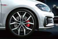 前回のモデルとは異なる、新デザインの19インチホイールが装備される。