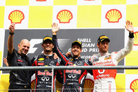 セバスチャン・ベッテル（右から2番目）は、6月のヨーロッパGP以来となる4戦ぶりの優勝を飾り、ポイントリードをさらにひろげた。2位に入ったマーク・ウェバー（同3番目）、3位のジェンソン・バトン（一番右）、そしてレッドブルのデザイナー、エイドリアン・ニューウェイ（一番左）とともに喜びを分かち合う。（Photo=Red Bull Racing）