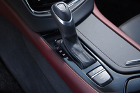 トランスミッションは6段AT。ドライバーが自ら変速する場合は、ステアリングホイールに備えられたマグネシウム製のパドルシフトスイッチを操作する。
    