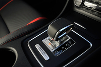 「GLAクラス」のシフトセレクターは、ステアリングコラム右に位置するが、AMGモデルではセンターコンソールへと移動されている。