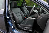 「ハイブリッドEX」にはオプションで本革シートなどからなる「レザーインテリア」が用意されている。