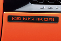 左右フェンダーのパワーベント下には「KEI NISHIKORI EDITION」のバッジ。