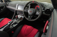 標準車の改良に伴い、大幅に意匠が変更されたインストゥルメントパネルまわり。ダッシュボードの上部やステアリングホイール、センターアームレストにはアルカンターラレザーを使用している。