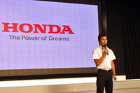 佐藤琢磨も登壇。インディカー・シリーズでの必勝を誓った。