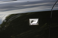 フロントフェンダーのエンブレムがレクサスの「F」をアピールする。