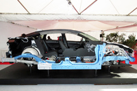 新型燃料電池車のカットモデル。FCスタックなどがエンジンルームにまとめられていることが分かる。