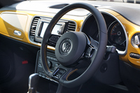 ステアリングホイールには、イエローのステッチが施される。