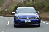 サスペンションは「ゴルフR」専用にチューニングされたもの。通常の「ゴルフ」と比べて20mm（「GTI」と比べて5mm）ほど車高が下がっている。