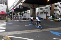 東京・世田谷の上馬交差点にて。青色の矢羽根型法定外表示は、自転車の走行ラインを知らせるもの。