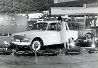 1962年の東京モーターショーに出展された試作4ドアセダン。フロントエンドの造形は後に登場したフルア・デザインの「マセラティクワトロポルテ」（初代）や「グラース1700」を思わせる。4ストローク4気筒700ccエンジンを横置きしたFFで、「フロンテ800」と直接の関連性はなかったらしい。