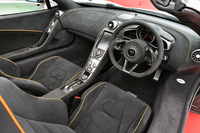 インテリアの造形は、「12C」と変わらない。表皮は総アルカンターラ張り。オプションで本革仕様にも変更できる。