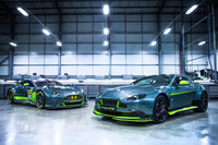 「アストンマーティン・ヴァンテージGT8」（写真右）