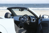 インストゥルメントパネルやドアの加飾パネルはボディーと同色でコーディネート。今回の試乗車は淡い水色の「デニムブルー」で塗られていた。