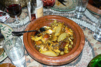 モロッコの伝統的な料理のひとつ、「タジン」という煮込み料理。