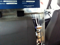 参考までに、これはある上海タクシーの運転士さんが装備していた、しょうが茶。