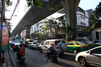 どこまでも続くタイの渋滞。こういう光景を見ると、自動車の普及がかなり進んでいるように思えるのだが、2013年の普及率は人口1000人に対して208台と、自動車生産量がはるかに少ないマレーシア（397台）にも負けている。（出展：OICA 2013年）
    