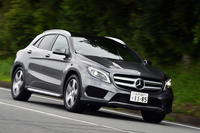 
    「GLA250 4MATICスポーツ」には、標準車「GLA250 4MATIC」と異なるデザインのバンパーやサイドスカートなどが与えられる。車高も約10mm低くなる。
    