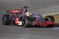 マシン頂上、ロールフープまわりの処理が特徴的。（写真＝Mercedes Benz）