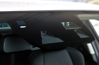 「アテンザ」ではMT仕様にも、プリクラッシュブレーキをはじめとした先進の安全装備がオプション設定されている。こうした機能がマニュアルトランスミッションで選べるのは、国産車では「アテンザ」が唯一の例。