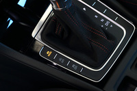 シフトセレクターの脇に備わる走行モードの切り替えスイッチ。選択されたモードに応じて、ダンパーの減衰力やパワーステアリングの制御などが変化する。