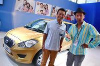 お話をうかがったダットサン事業本部の岡本幸一朗さん（写真中央）。
    