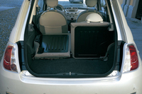 荷室容量は185リッター（VDA法）。床面積はパンダと同等だが、高さが不足する分、容量が少なくなった（パンダは206リッター）。燃料タンクは35リッター。