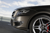 赤いブレーキキャリパーと、鍛造のAMG5ツインスポークアルミホイールは「AMGパフォーマンスパッケージ」の証。