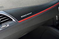 ダッシュボードの助手席側の化粧パネル。スポーティーなムードを演出する。