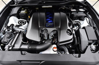 定常走行域において燃焼方式がアトキンソンサイクルとなる、「GS F」の5リッターV8エンジン。これにより、4.2リッターエンジン並みの燃費を実現したという。