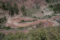 荒れた路面がマシンを痛めつけるトルコのコース。ペター・ソルベルグ（写真右）はマーカス・グロンホルムの追撃を振り払い2位でフィニッシュしたものの、リーダーのロウブには独走を許してしまった。（写真＝スバル）