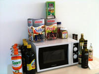 一角に置かれた調味料はイタリア式SA食堂の伝統。バルサミコ酢やエクストラヴァージンオイルなどが用意されている。