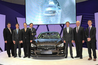 2013年のジュネーブショーで公開された「インフィニティQ50」。日産車として、1.2GPa級の高成形性超ハイテン材が初めて採用される。（写真＝日産自動車）