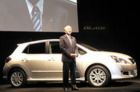 ニューモデル「ブレイド」の前に立つ、トヨタ自動車の渡辺捷昭社長。
