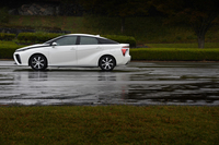 「ミライ」の価格は723万6000円で、補助金などを適用した購入者の実質負担額は500万円程度とされる。2015年末までの目標販売台数は、約400台となっている。
    