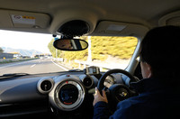 一路、アイシン・エィ・ダブリュの岡崎工場を目指す。「MINIクロスオーバー」は、高速での走行安定性にも優れ長距離でも疲労を感じることの少ない、グランドツーリングカーだった。（写真＝峰昌宏）