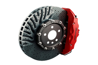 ブレーキディスクはカーボンセラミック製が標準。キャリパーは前が6ピストンで、後ろが4ピストン。タイヤサイズは前が245/30R20、後ろが305/30R20。