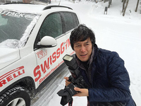 宿の主人による撮影。雪の中で鼻を赤くしながら奮闘する筆者。