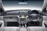 インストルメントパネルは上下二分割した意匠。