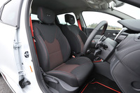 大きく張り出したサイドサポートを持つ前席。シートの表皮はファブリックで、R.S.のロゴマークや赤いステッチで飾られる。