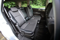 6：4分割可倒式の2列目シート。中央席にもヘッドレストと3点式シートベルトが採用された。リクライニングとスライドが可能。