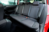 シートの表皮はファブリックが標準。「アップグレードパッケージ」ではレザーシートの選択が可能。